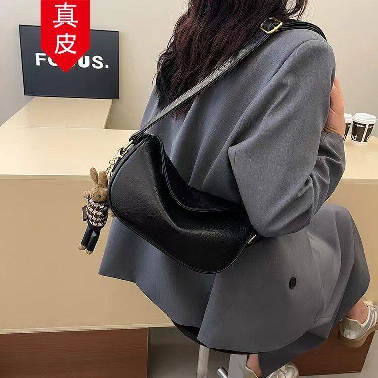 高级感真皮大容量白色斜挎腋下包包女2026新款休闲百搭单肩饺子包