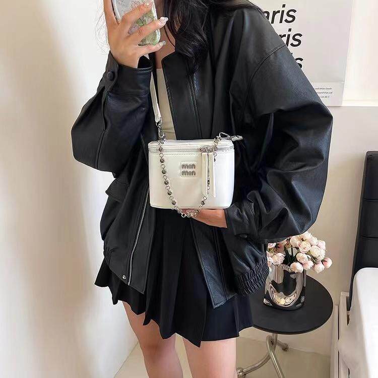 白色超火精致盒子小包包女2026新款轻奢小众高级感链条斜挎小方包