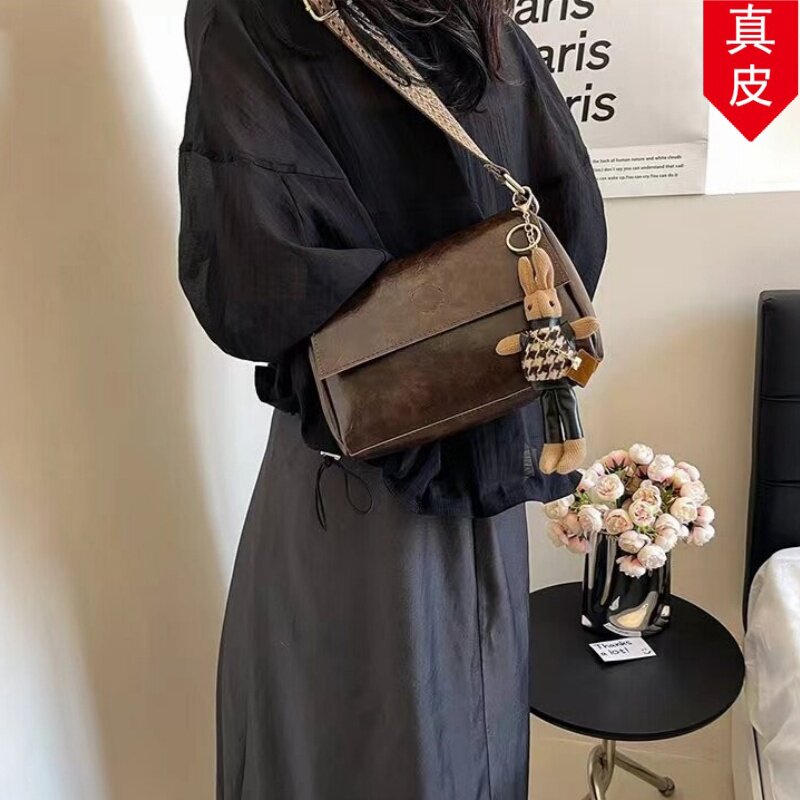 真皮大容量时尚复古小宽带小方包