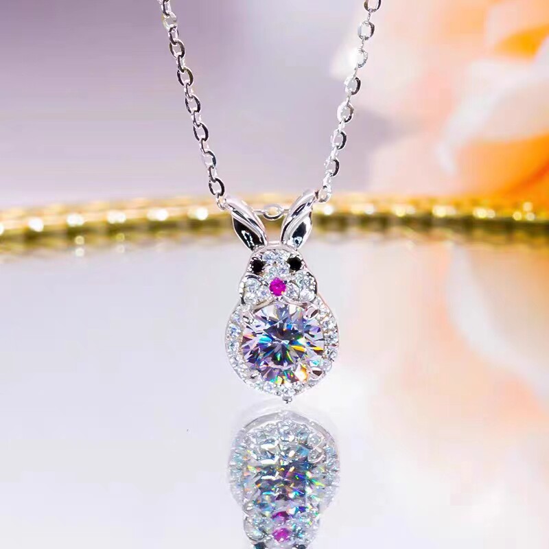 AU750纯18K白金镶嵌美国进口D色莫桑石红钻兔子项链百搭潮锁骨链