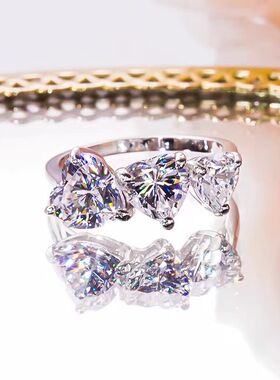 D色莫桑石三颗爱心戒指求婚礼物