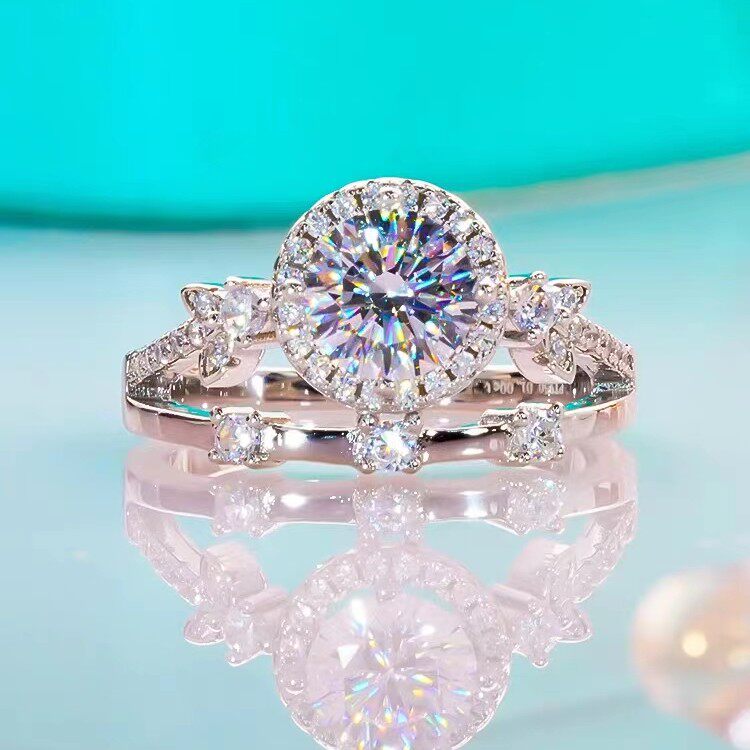 PT950铂金镶嵌美国进口D色莫桑石圆包皇冠戒指奢华满钻高级感潮流