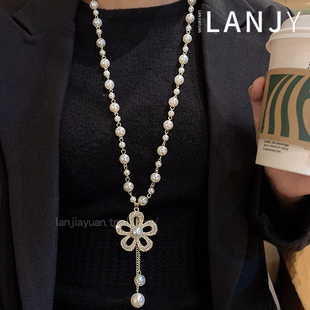 法式小香风珍珠花朵秋冬毛衣链气质高级感长款项链多层叠戴吊坠女