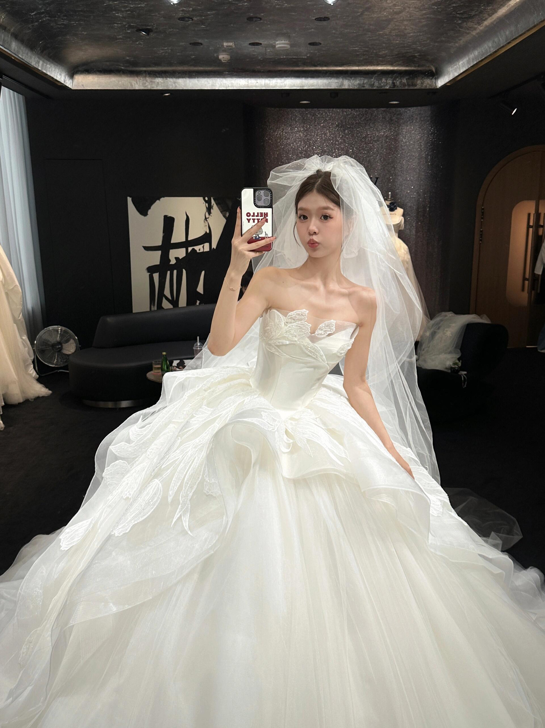2025新款婚纱礼服新娘出门纱法式超仙森系抹胸主纱高级质感拖尾