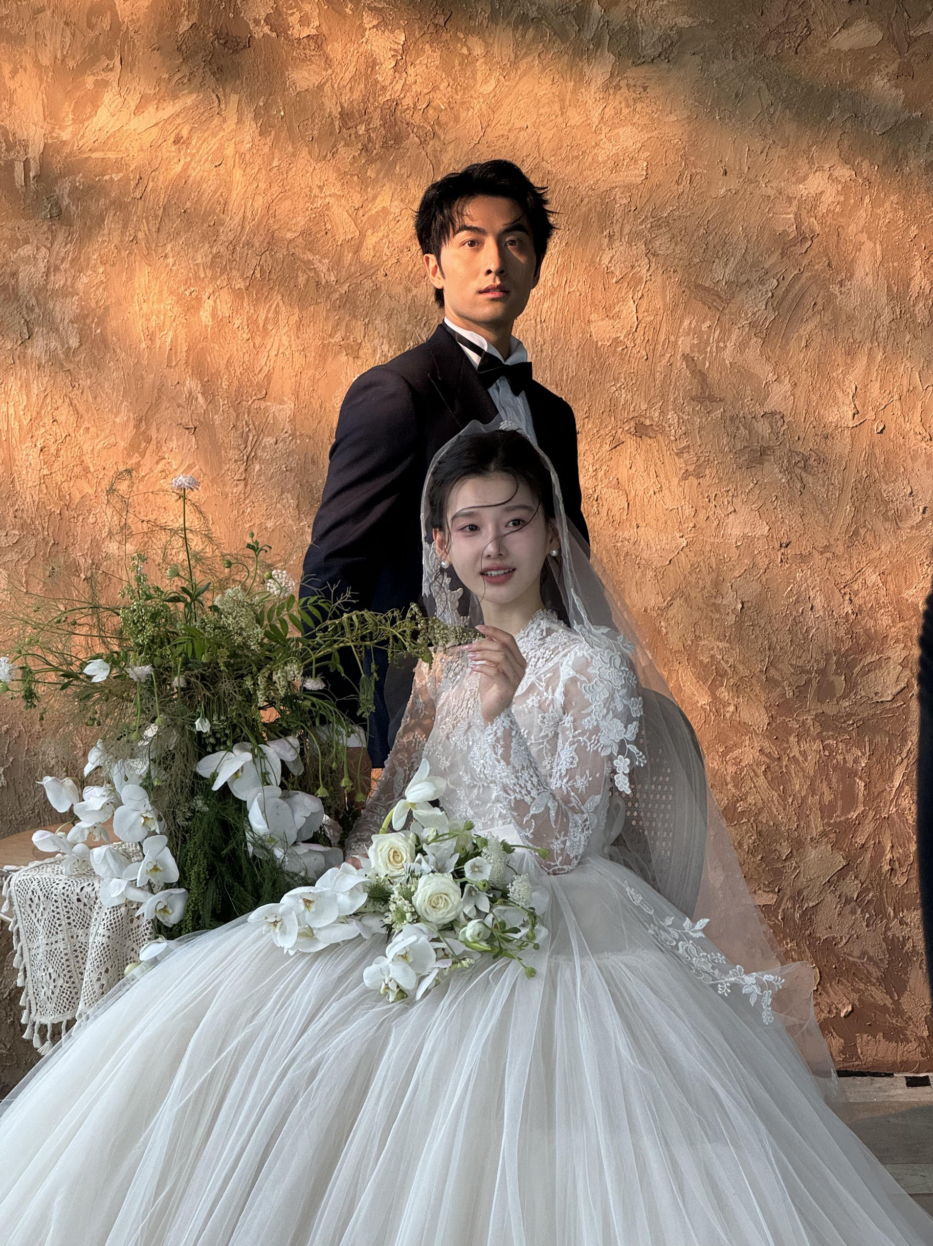 婚纱新娘2025新款冬季主纱保守高级感森系蕾丝长袖显瘦婚纱大拖尾