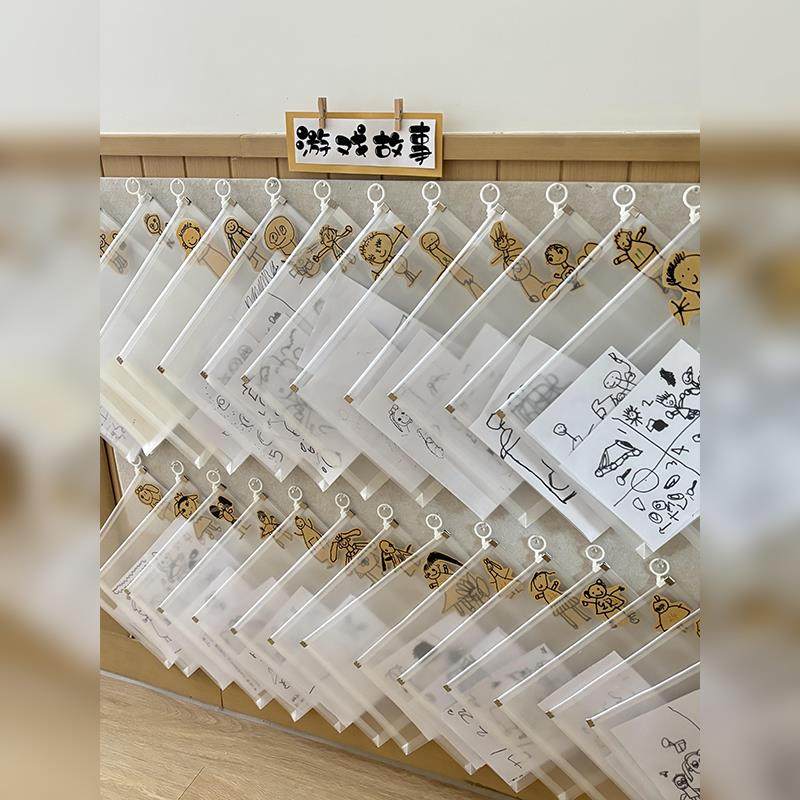 幼儿园游戏区故事表征袋记录墙环创阅读绘画墙面布置透明拉环袋子