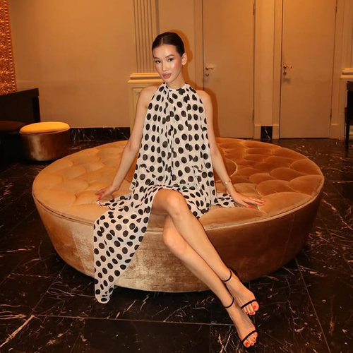 设计感慵懒风波点印花挂脖连衣裙