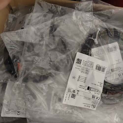 可维修正品EVC151IFMM8直插四芯连接线缆EV议价