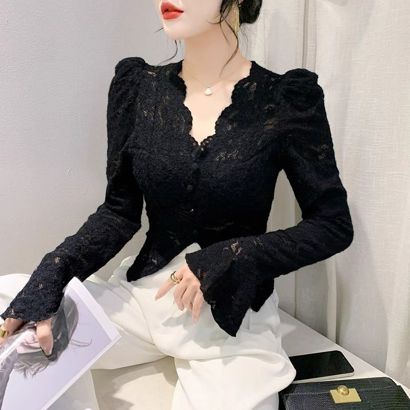 开叉设计感短款喇叭袖蕾丝打底衫