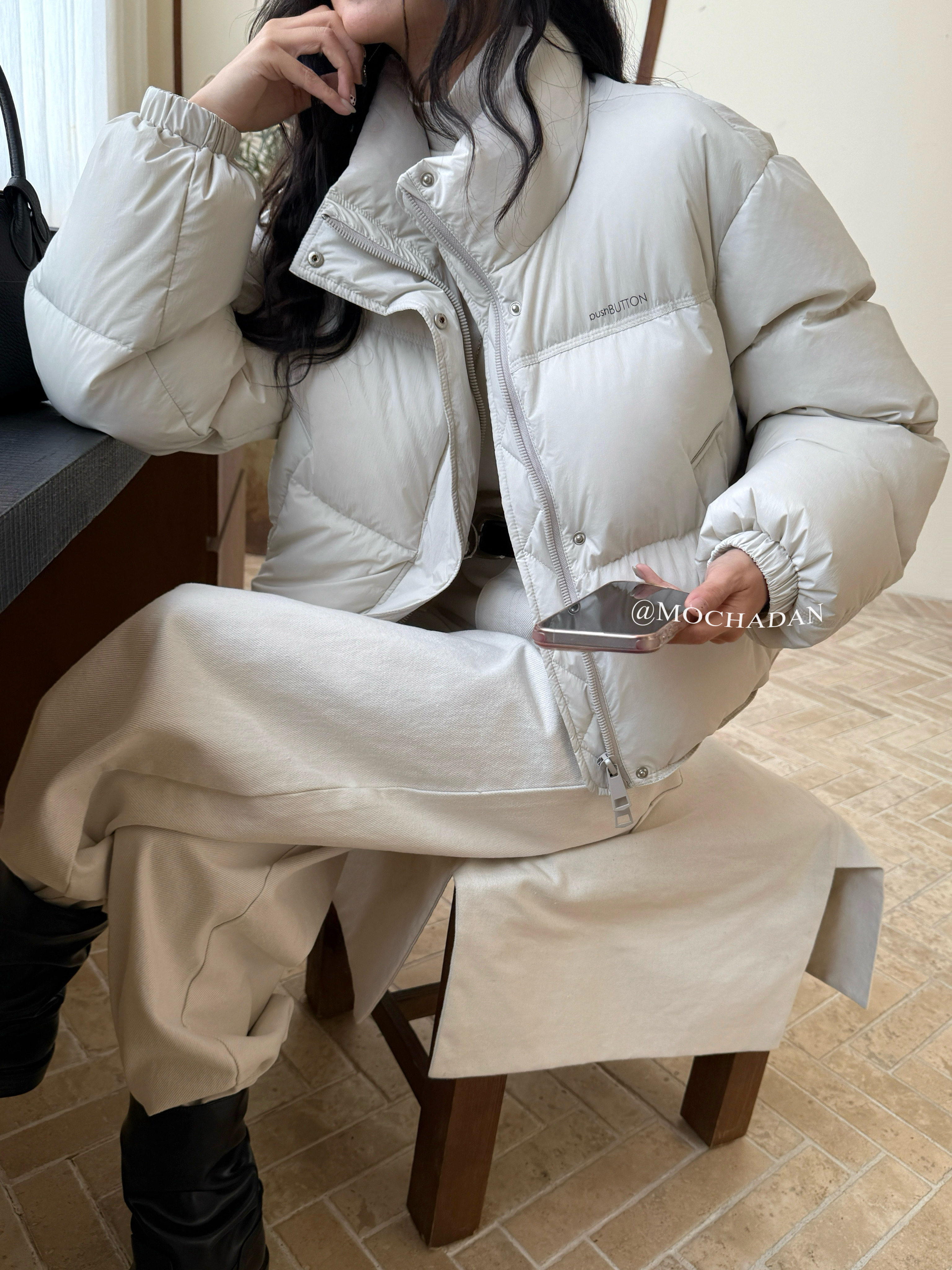 MOCHADAN字母印花短款立领羽绒服女2025冬时尚百搭90白鸭绒面包服