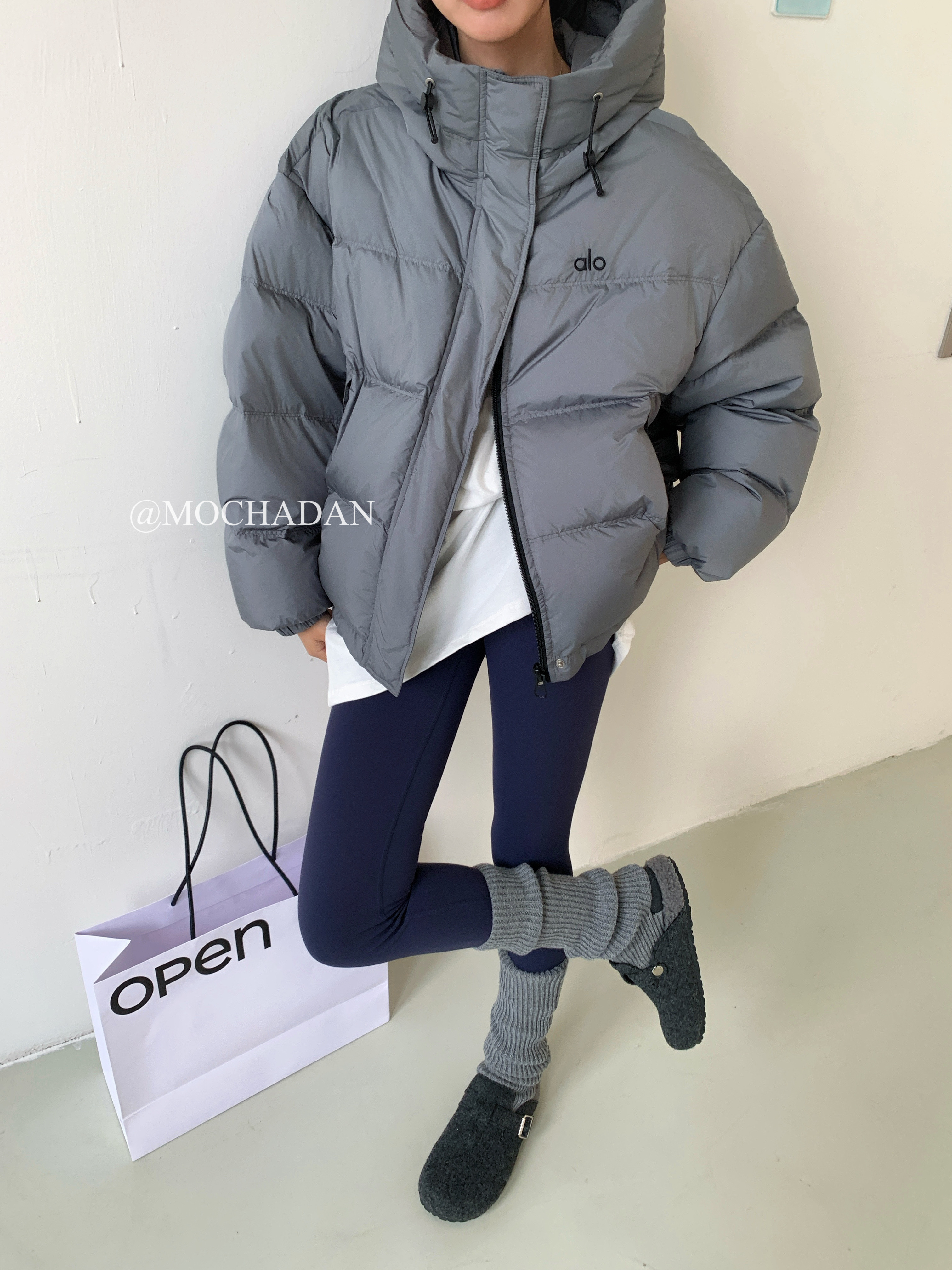 MOCHADAN韩系字母刺绣连帽羽绒服女2025冬时尚百搭90白鸭绒面包服