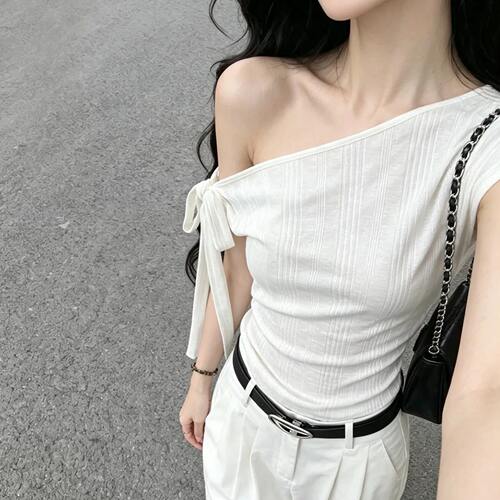 专柜米白色不规则斜肩短袖T恤女夏季新款修身显瘦设计感露肩上衣