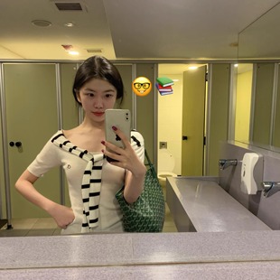 韩系白色一字肩V领撞色披肩上衣女2025夏季 T恤 纯欲风修身 显瘦短袖