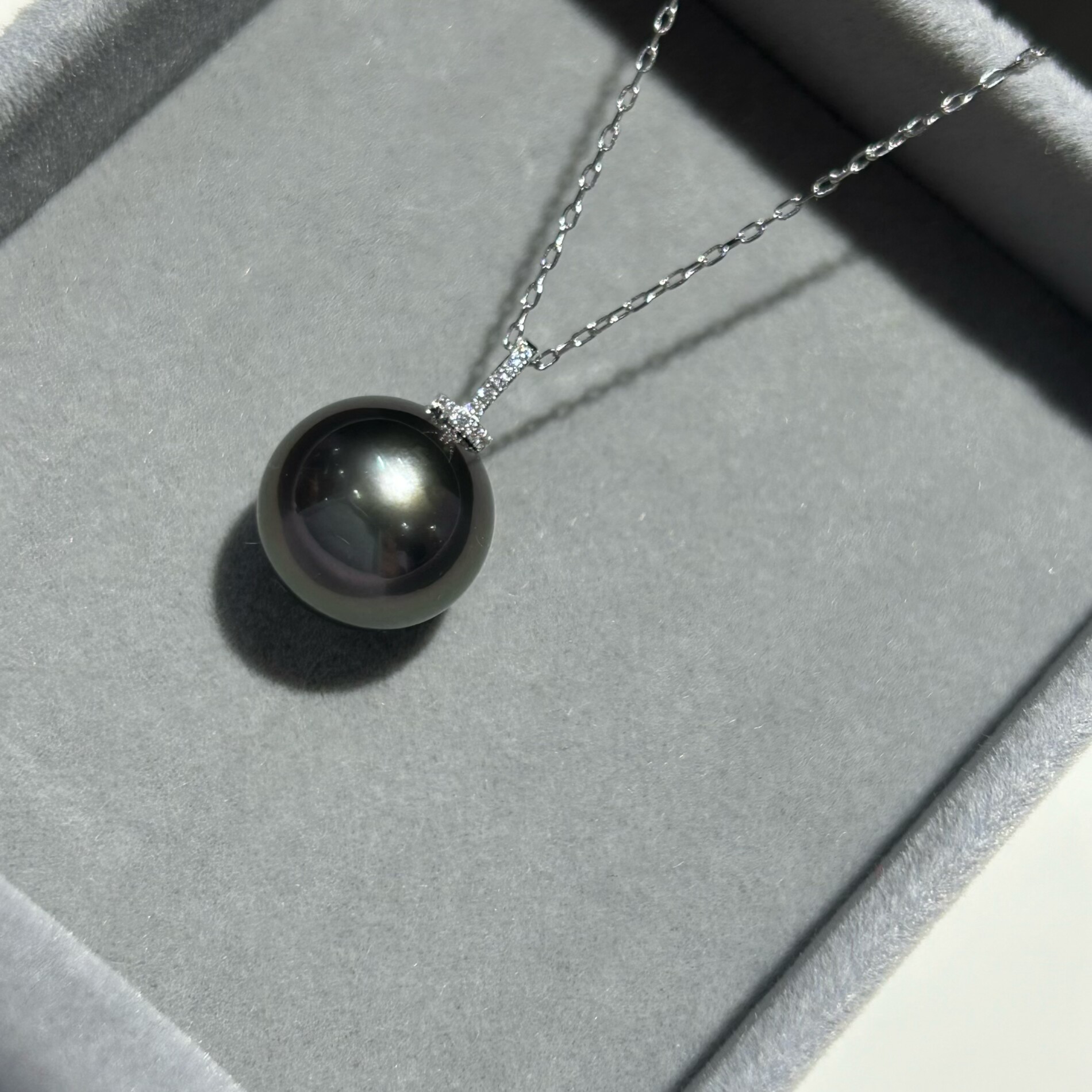 大溪地海水黑珍珠吊坠孔雀绿强极光奶嘴款13.5-14mm18k金真钻