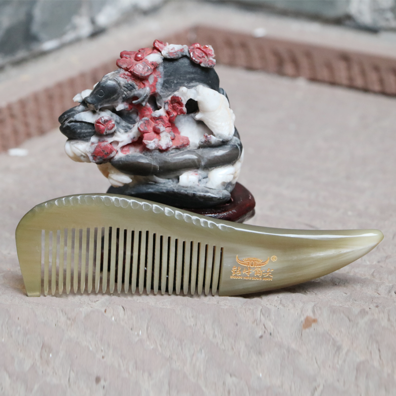 钻牛角尖翘尾按摩梳刻字天然牛角