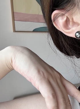 新款大溪地黑珍珠耳钉正圆强光施家珍珠S925纯银针耳饰轻奢ins风