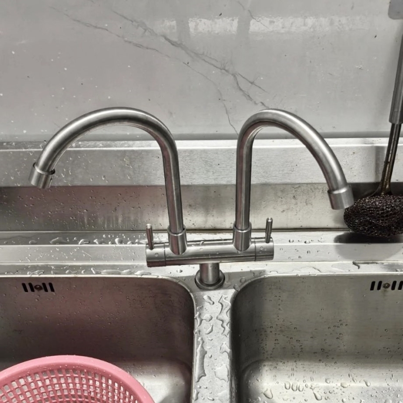 单冷304不锈钢一进二出水龙头双出水厨房双控入墙家用旋转双头