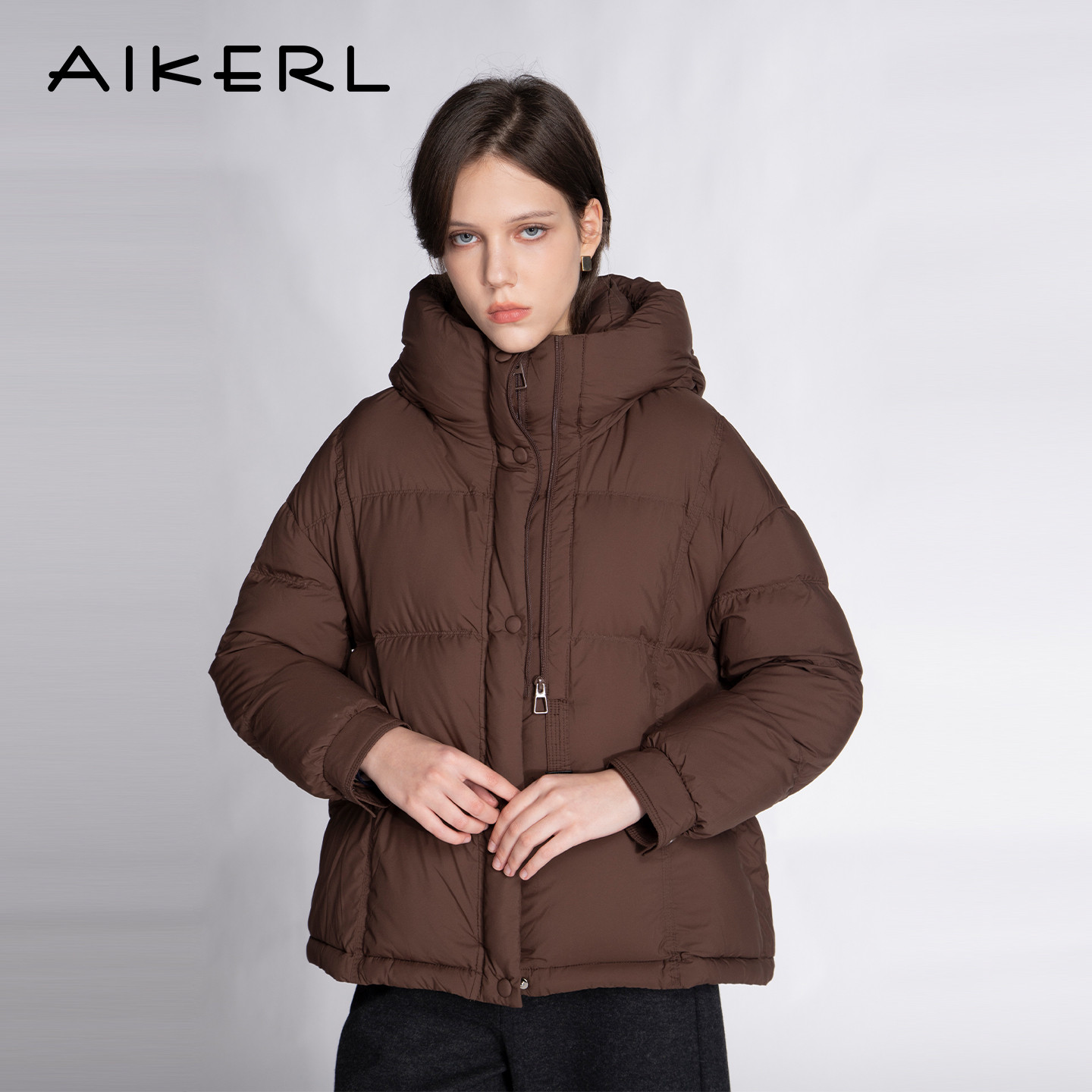 AIKERL艾可儿高智肌理感连帽短款90绒云朵龟背女羽绒服U254303
