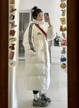 90白鸭绒三条杠连帽羽绒服女长款过膝冬2025年新款韩版宽松外套潮