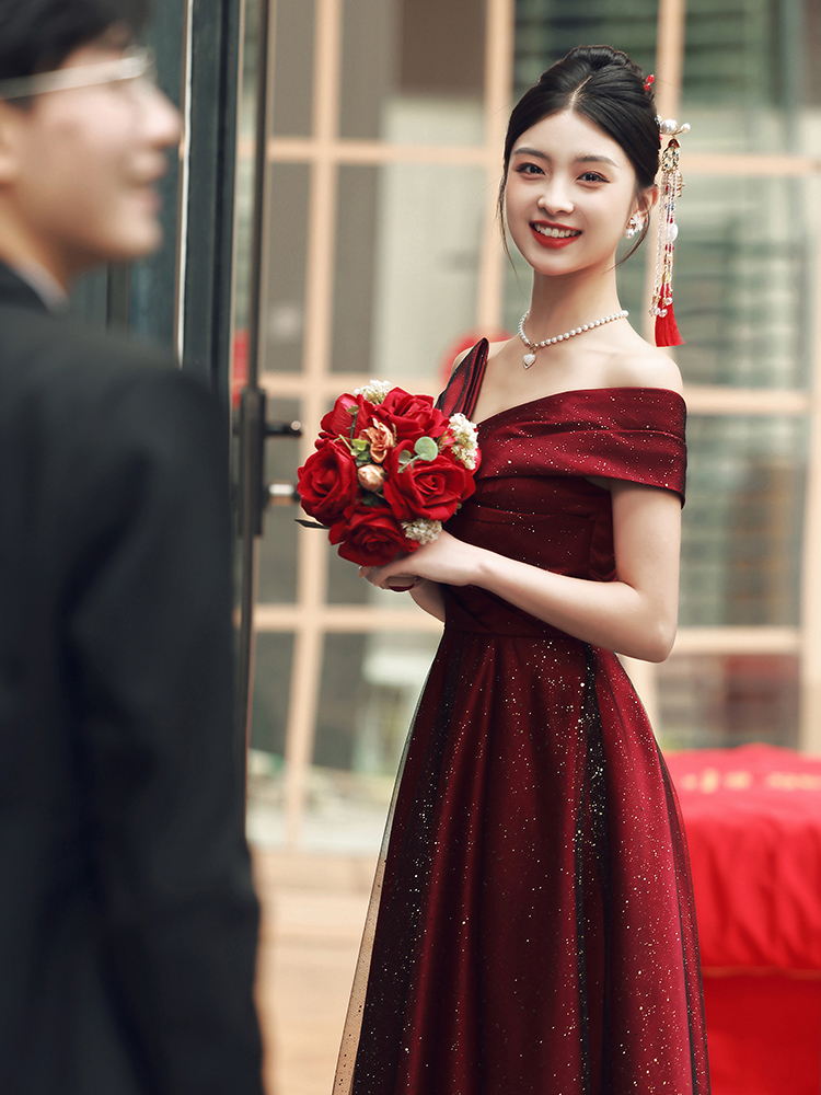 一字肩敬酒服2024新款新娘连衣裙大气法式订婚礼服高级感红色婚纱