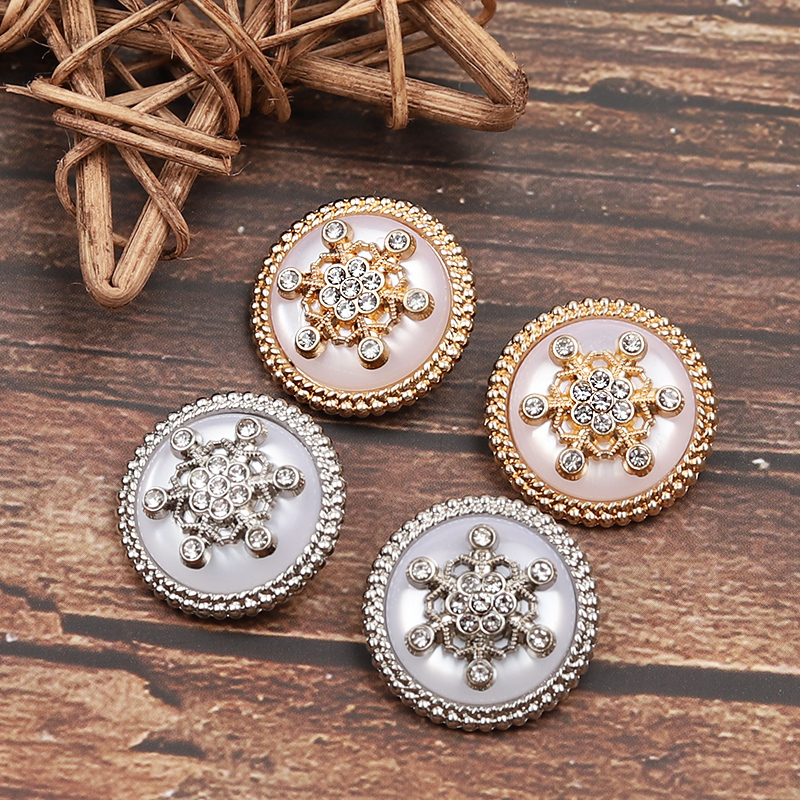 时尚百搭靓丽毛衫小香风扣子大衣上衣装饰