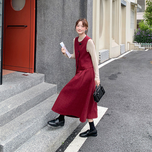 酒红色格纹马甲半身裙打底衫两件套女秋季漂亮时尚修身感套装法式
