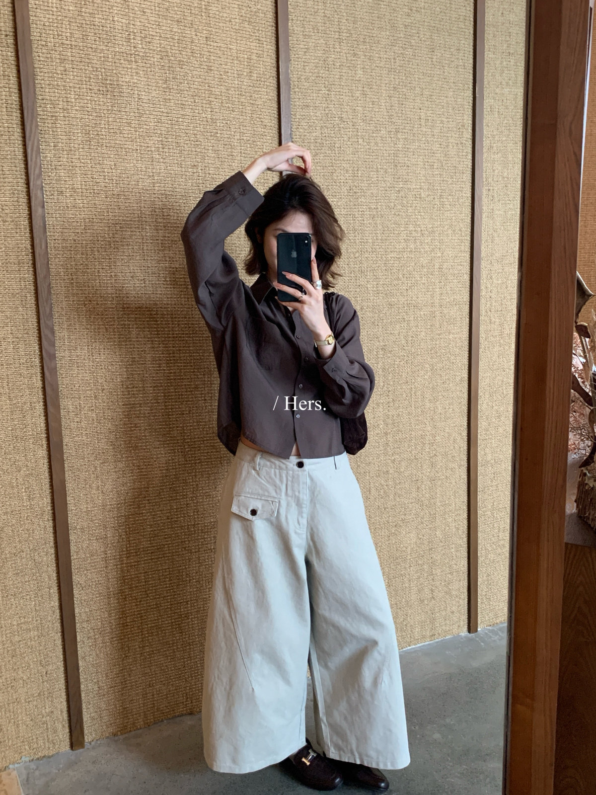 Hers休闲小调性纯色短款长袖衬衫
