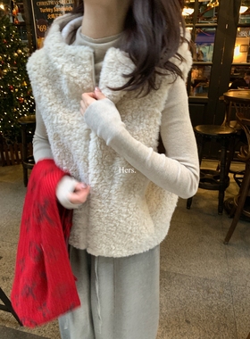 一勺甜 hers小羊羔毛复古仿皮毛一体马甲女2025冬季保暖马夹92702
