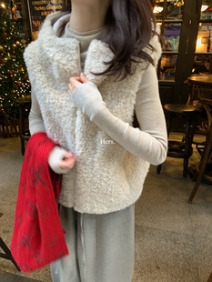一勺甜 hers小羊羔毛复古仿皮毛一体马甲女2025冬季保暖马夹92702