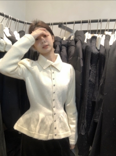 一勺甜 hers法式小香风氛围感收腰Polo保暖毛衣女冬针织开衫10584