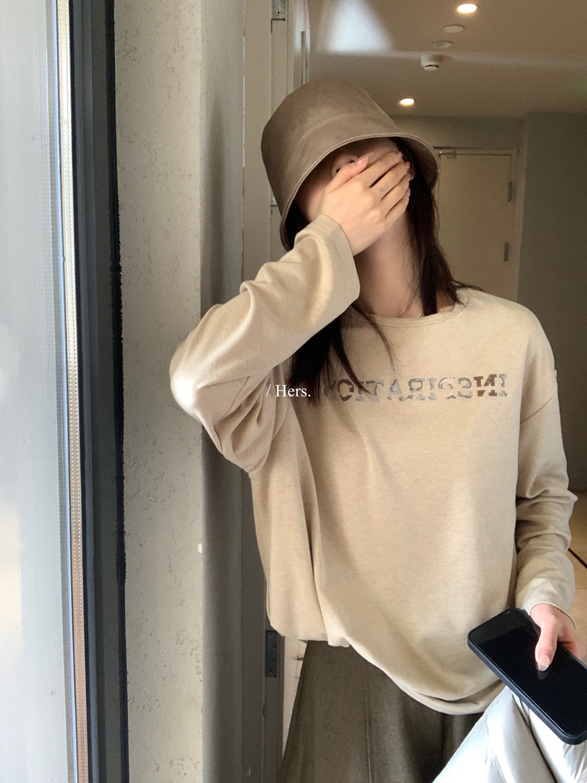 一勺甜 hers冬上新！简约休闲慵懒调性前后字母长袖T恤女 92419