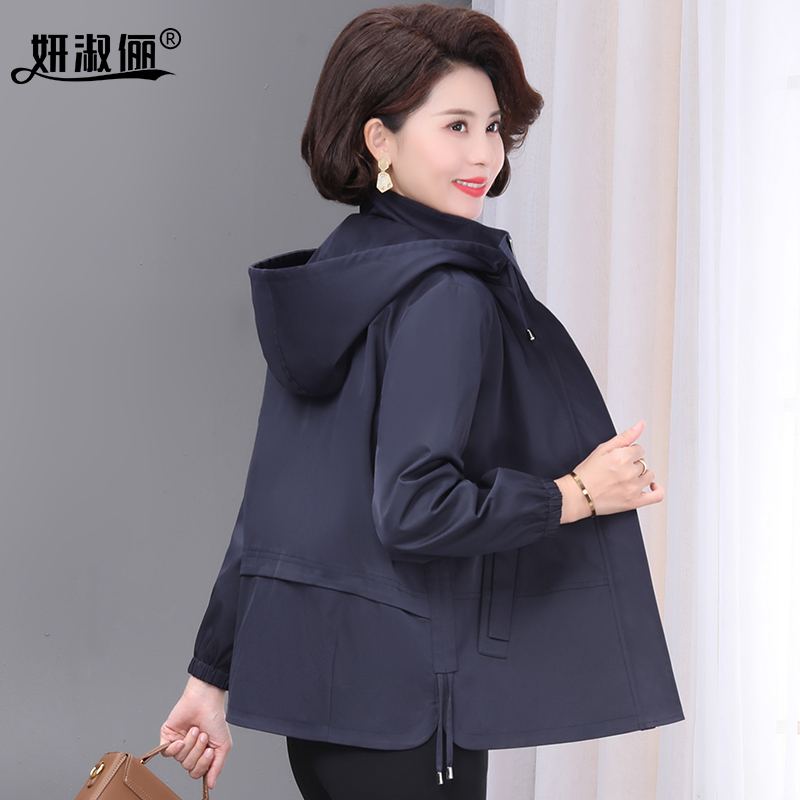 妈妈春秋季风衣短款2025新款洋气休闲连帽中老年女装大码外套上衣