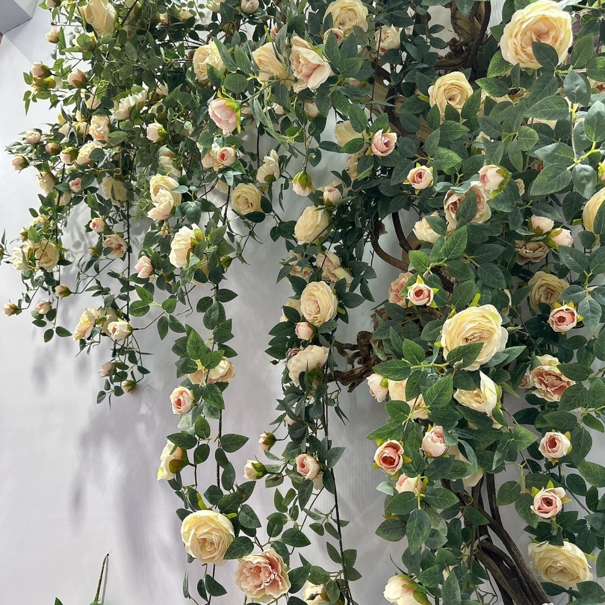 仿真玫瑰花藤条管道假花客厅空调装饰缠绕遮挡吊顶塑料藤蔓植物