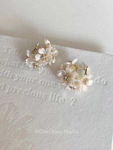 CuteDouu 云白茉莉 法式珍珠花瓣耳环高级感浪漫气质花簇耳钉耳饰
