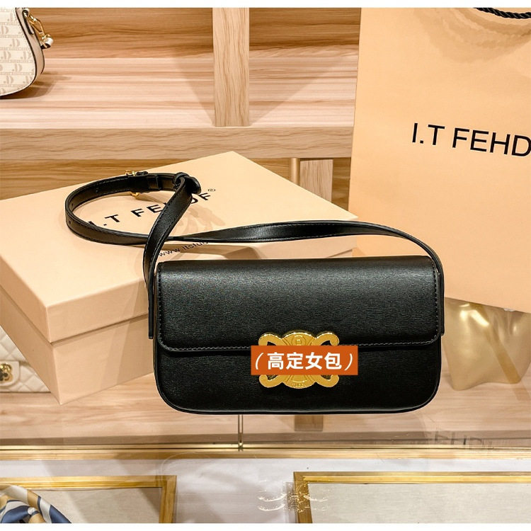 香港真皮凯旋门腋下包包女士今年新款高级感轻奢小众斜挎法棍包