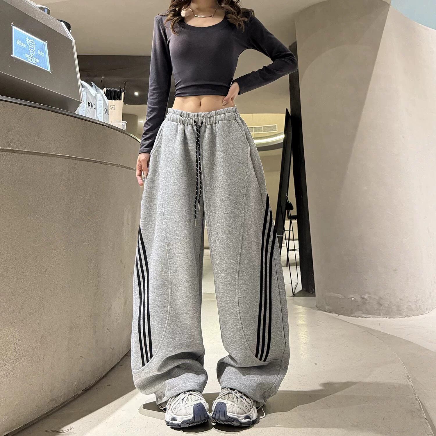 多巴胺美式阔腿裤女2026秋冬新款宽松百搭休闲卫裤弯刀工装运动裤