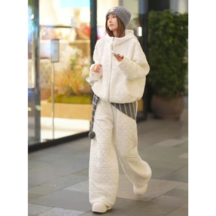 2026超火冬装一整套韩系高级感菱格棉服休闲运动白色两件套小香风