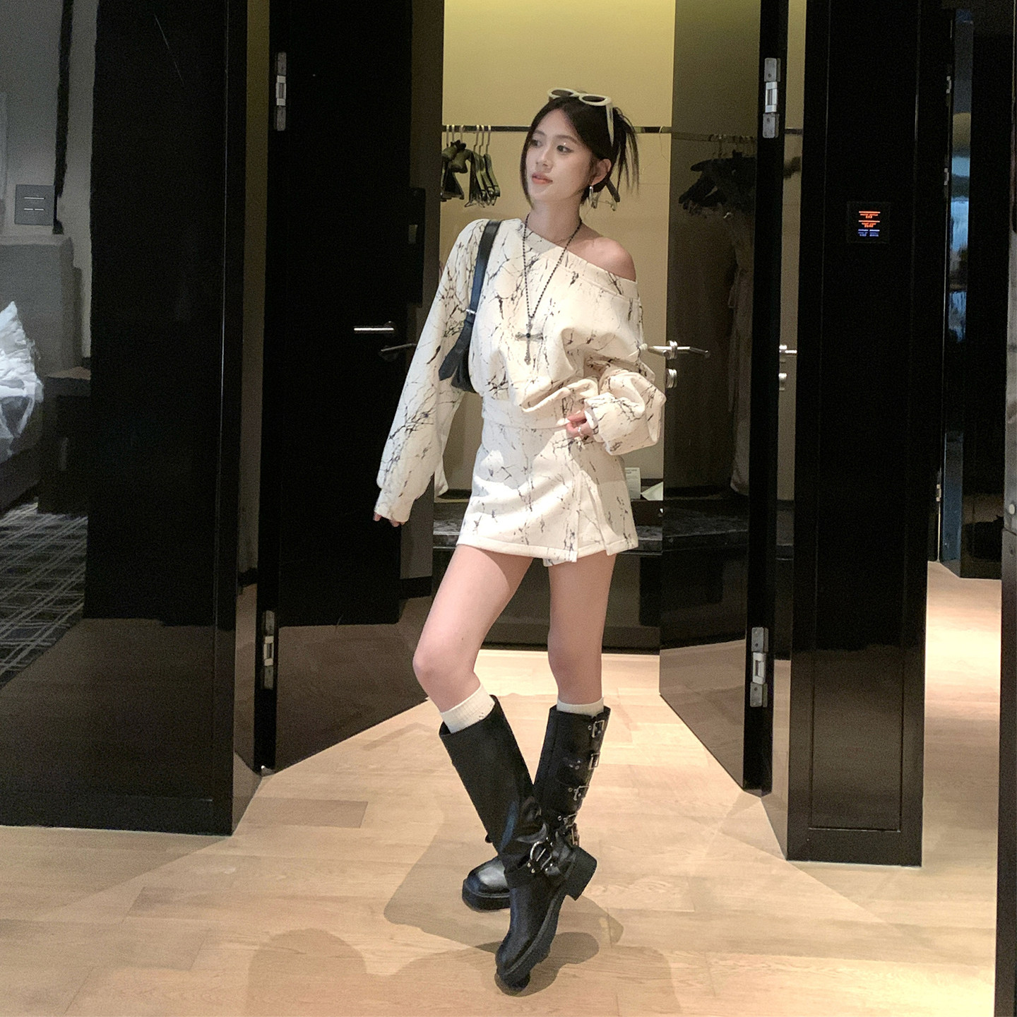 超火穿搭一整套设计感宽松斜肩卫衣女秋季休闲运动印花短裙两件套