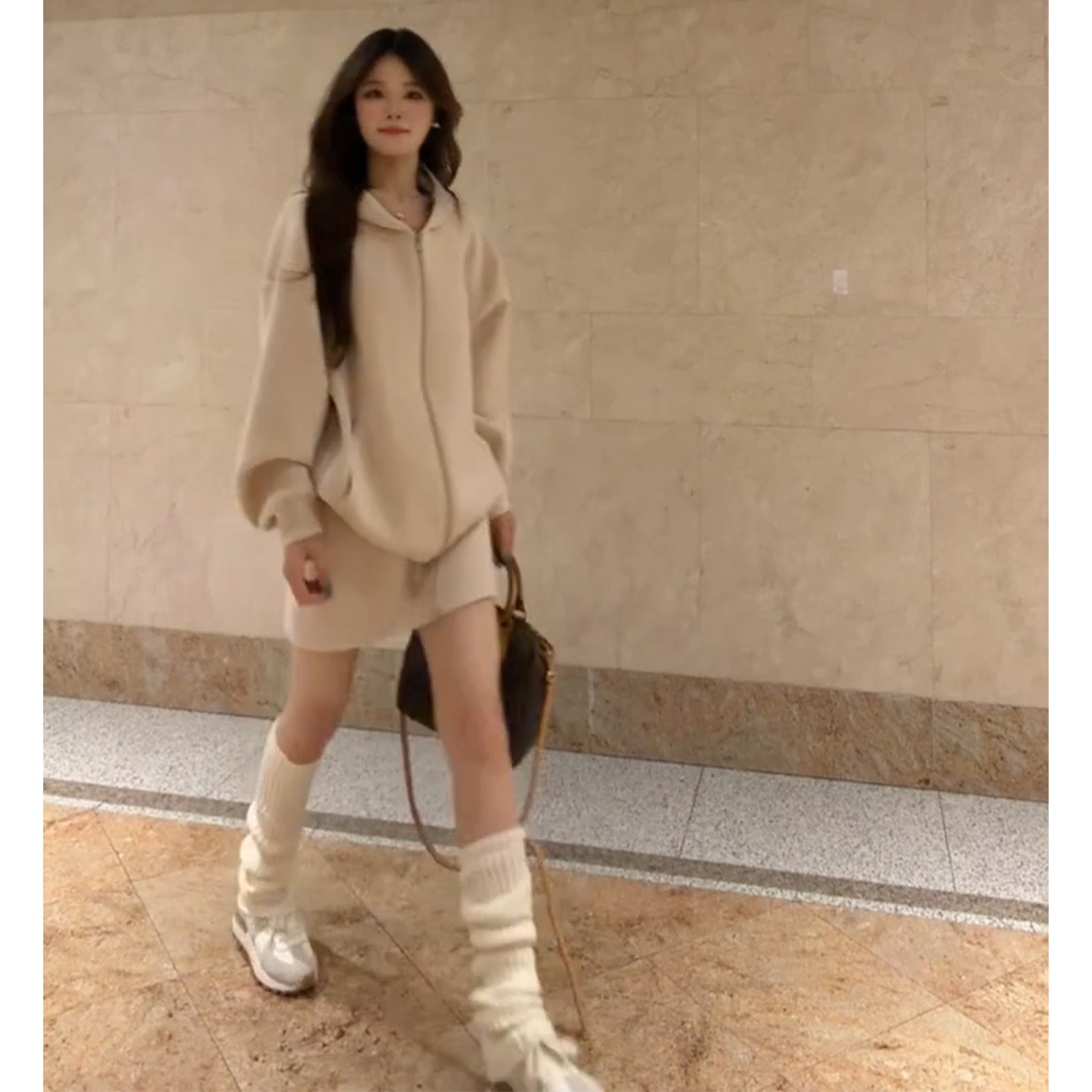 韩系穿搭秋季高级感慵懒风休闲运动女宽松连帽卫衣半身裙一整套装