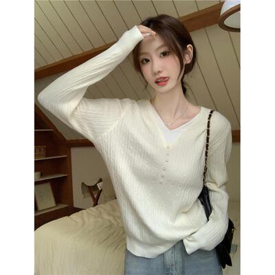 设计感钮扣V领假两件纯欲