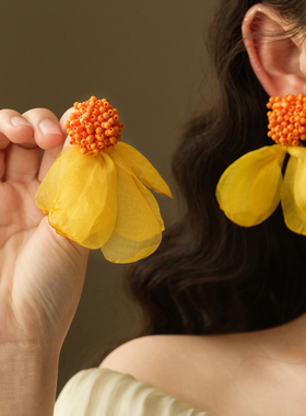 周里物|花瓣耳环2025新款黄色温柔气质轻奢名媛法式复古饰品耳饰