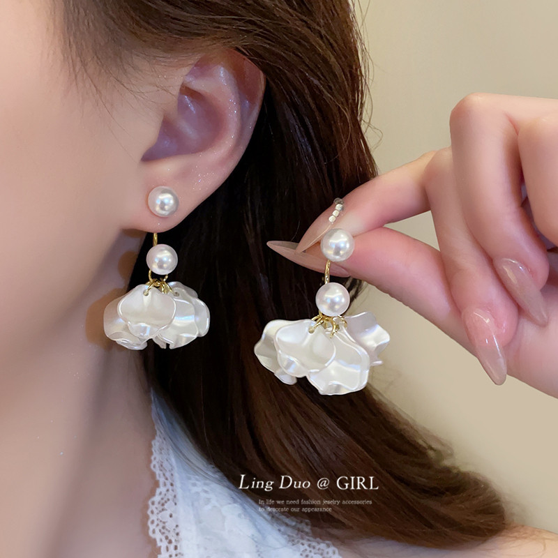 精致白色珍珠花瓣耳环女新款2026爆款耳钉气质独特耳饰设计感小众