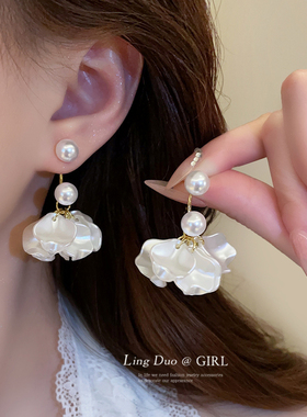 精致白色珍珠花瓣耳环女新款2026爆款耳钉气质独特耳饰设计感小众