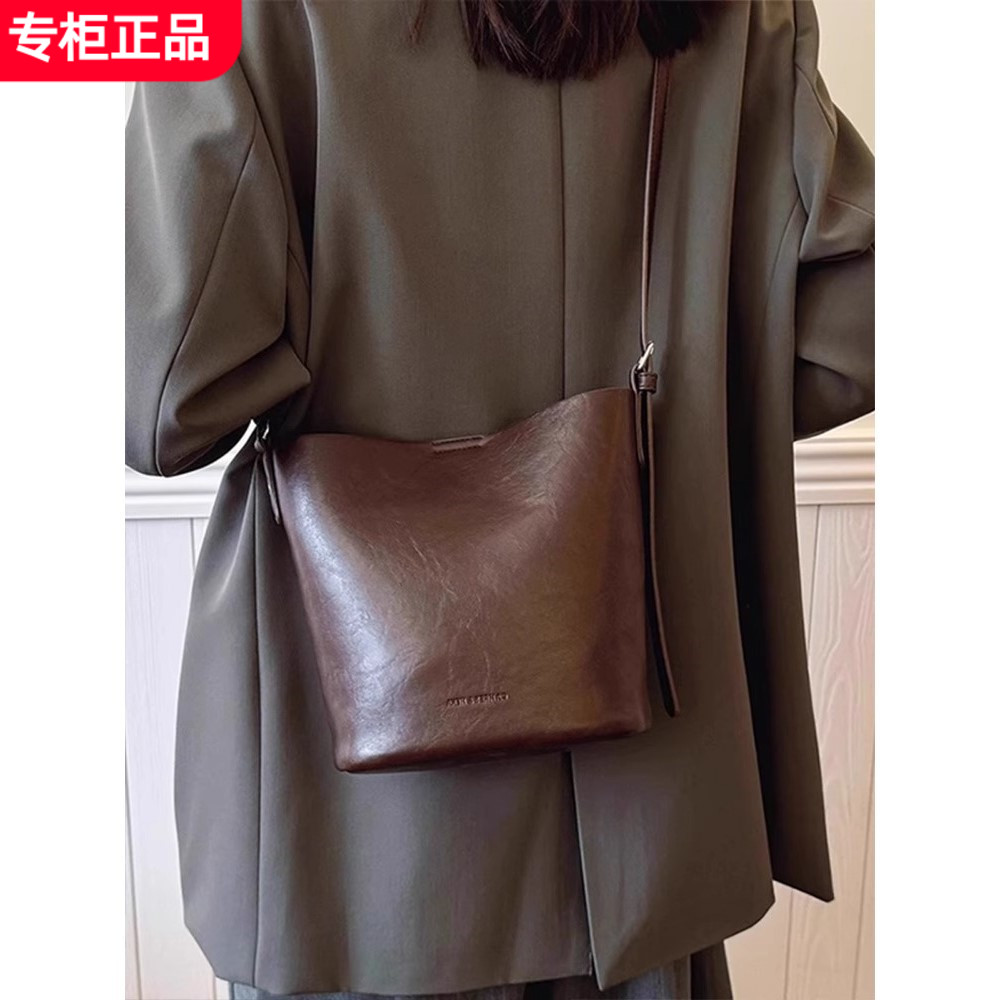 日本ファッションバッグ真皮水桶包女2025新款大容量单肩斜挎包潮