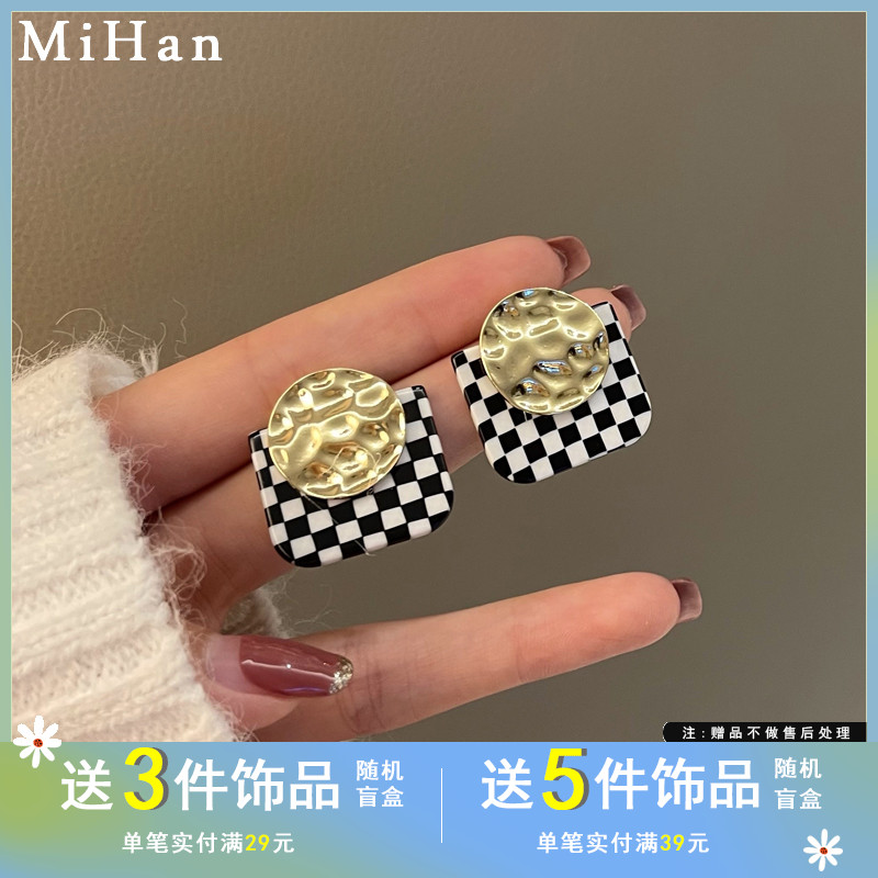 S925银针复古港风棋牌格子撞色耳钉个性夸张金属质感耳饰耳环4071怎么看?