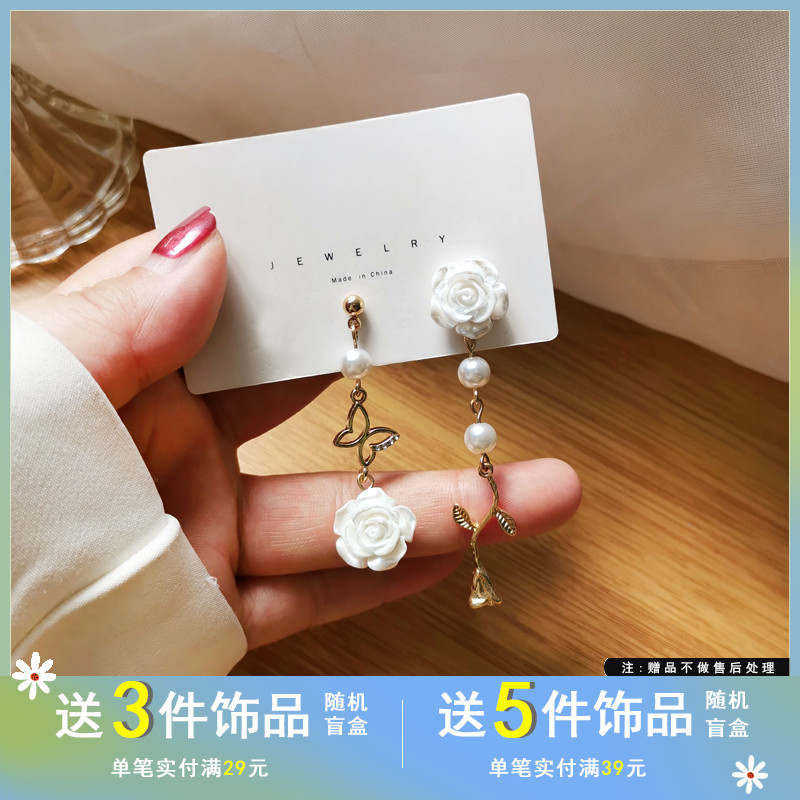 白色玫瑰花不对称蝴蝶2021年银针