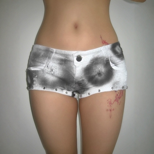 Without Me/RubyDoll圈圈复古晕染喷漆铆钉千禧年低腰包臀超短裤