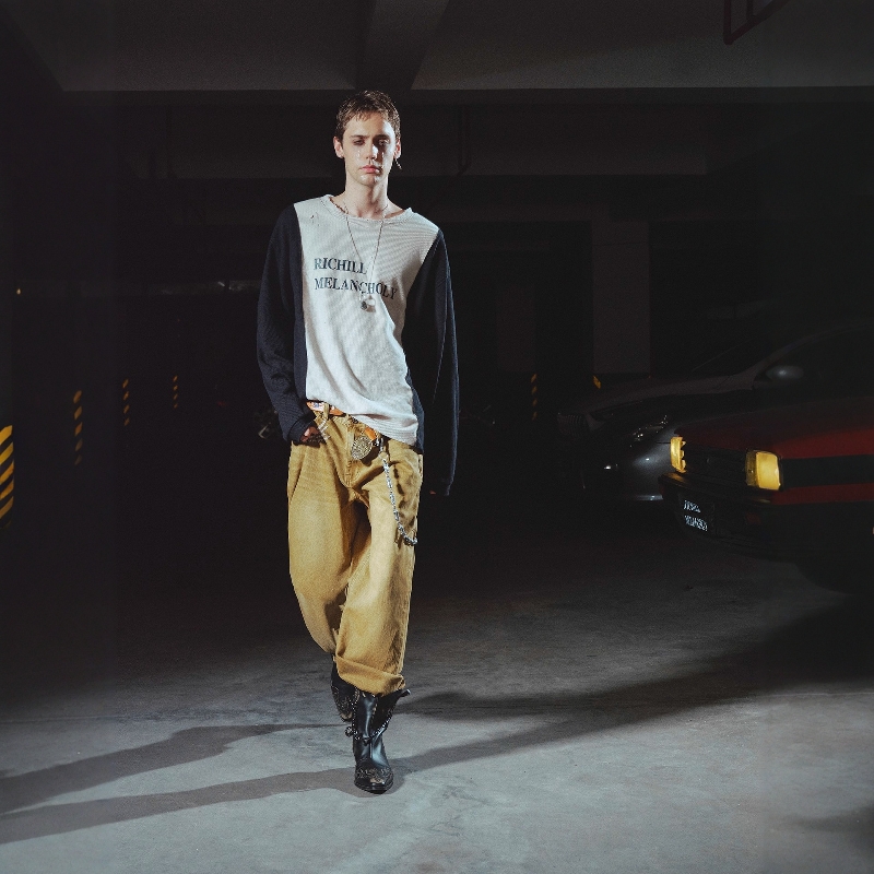 标语刺绣双扣卡其棕牛仔裤