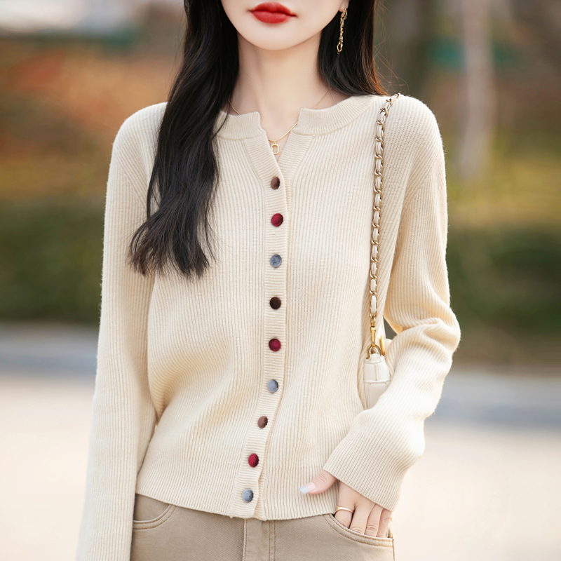 精致彩扣小V领针织开衫