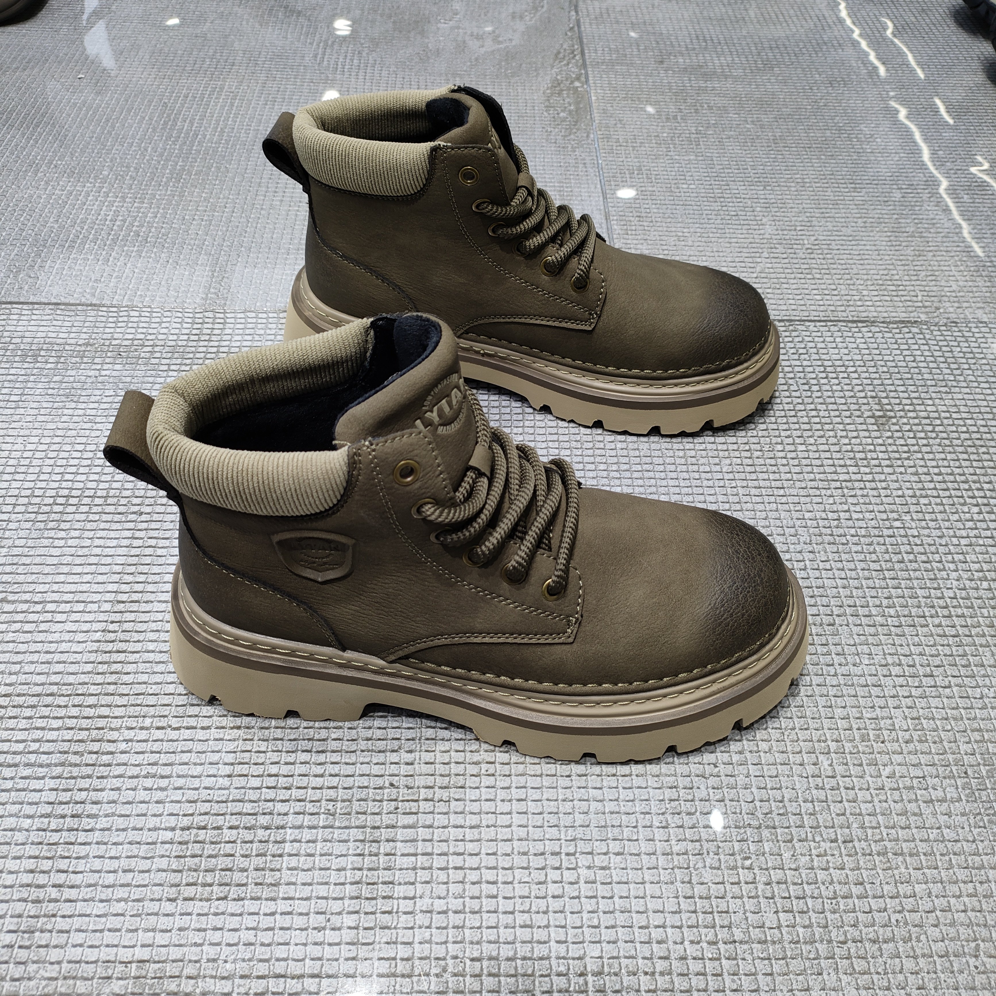 2025新款男马丁靴美式冬季加绒百搭耐磨防滑宽楦脚宽友好网红潮鞋,流行男鞋,马丁靴,淘宝优惠券,粉丝福利购,淘宝优惠卷